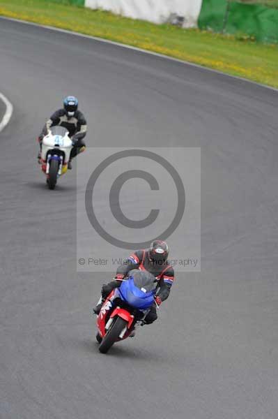 Mallory park Leicestershire;Mallory park photographs;Motorcycle action photographs;event digital images;eventdigitalimages;mallory park;no limits trackday;peter wileman photography;trackday;trackday digital images;trackday photos