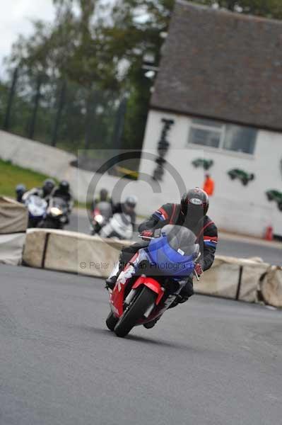 Mallory park Leicestershire;Mallory park photographs;Motorcycle action photographs;event digital images;eventdigitalimages;mallory park;no limits trackday;peter wileman photography;trackday;trackday digital images;trackday photos