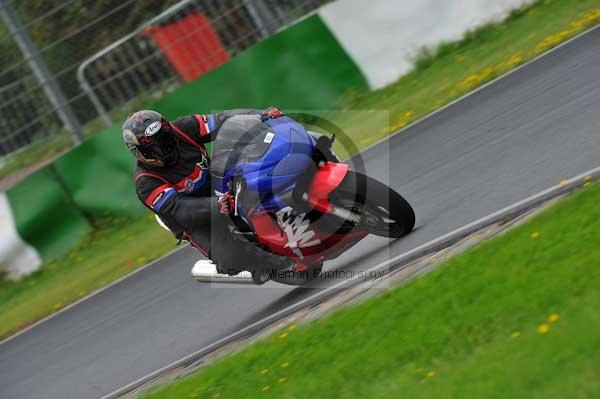 Mallory park Leicestershire;Mallory park photographs;Motorcycle action photographs;event digital images;eventdigitalimages;mallory park;no limits trackday;peter wileman photography;trackday;trackday digital images;trackday photos