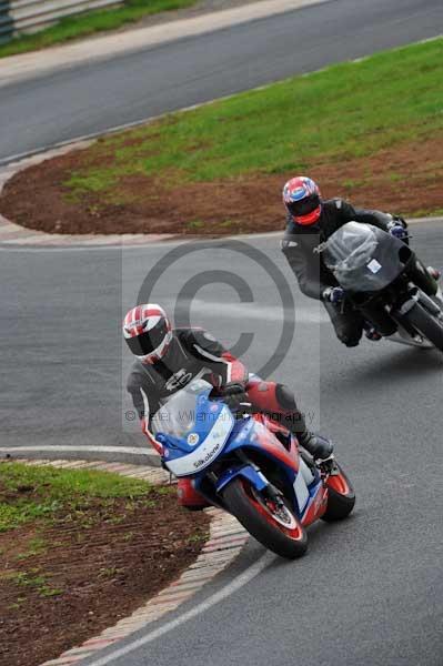 Mallory park Leicestershire;Mallory park photographs;Motorcycle action photographs;event digital images;eventdigitalimages;mallory park;no limits trackday;peter wileman photography;trackday;trackday digital images;trackday photos