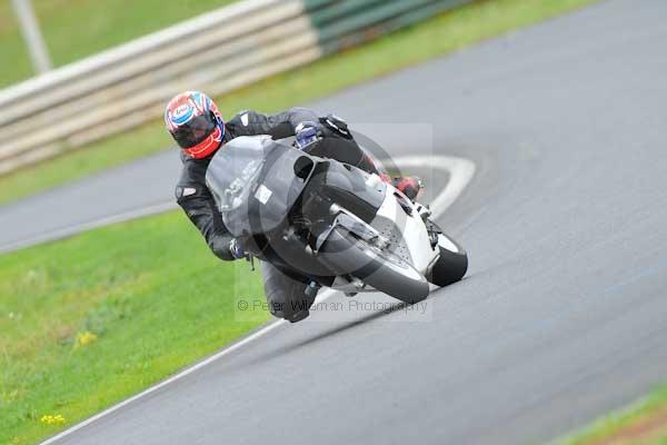 Mallory park Leicestershire;Mallory park photographs;Motorcycle action photographs;event digital images;eventdigitalimages;mallory park;no limits trackday;peter wileman photography;trackday;trackday digital images;trackday photos