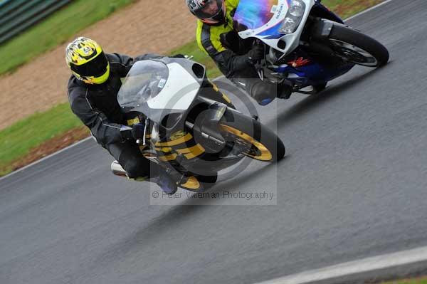 Mallory park Leicestershire;Mallory park photographs;Motorcycle action photographs;event digital images;eventdigitalimages;mallory park;no limits trackday;peter wileman photography;trackday;trackday digital images;trackday photos