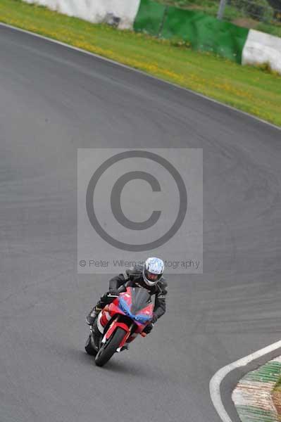 Mallory park Leicestershire;Mallory park photographs;Motorcycle action photographs;event digital images;eventdigitalimages;mallory park;no limits trackday;peter wileman photography;trackday;trackday digital images;trackday photos