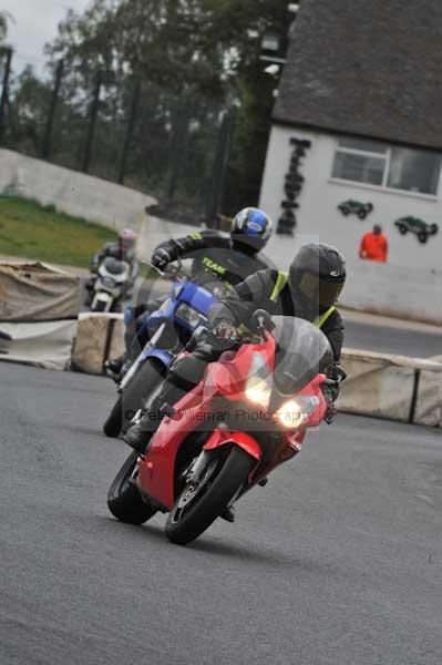 Mallory park Leicestershire;Mallory park photographs;Motorcycle action photographs;event digital images;eventdigitalimages;mallory park;no limits trackday;peter wileman photography;trackday;trackday digital images;trackday photos