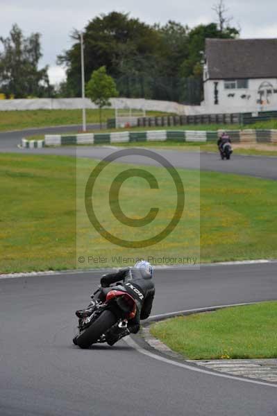 Mallory park Leicestershire;Mallory park photographs;Motorcycle action photographs;event digital images;eventdigitalimages;mallory park;no limits trackday;peter wileman photography;trackday;trackday digital images;trackday photos