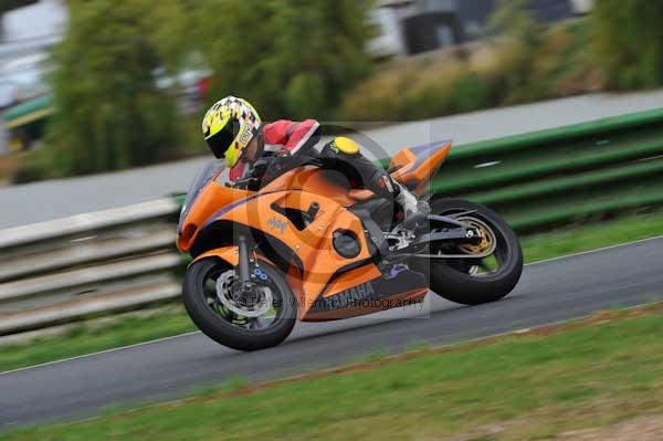 Mallory park Leicestershire;Mallory park photographs;Motorcycle action photographs;event digital images;eventdigitalimages;mallory park;no limits trackday;peter wileman photography;trackday;trackday digital images;trackday photos