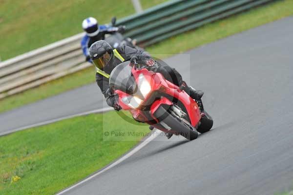 Mallory park Leicestershire;Mallory park photographs;Motorcycle action photographs;event digital images;eventdigitalimages;mallory park;no limits trackday;peter wileman photography;trackday;trackday digital images;trackday photos