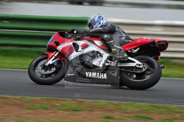 Mallory park Leicestershire;Mallory park photographs;Motorcycle action photographs;event digital images;eventdigitalimages;mallory park;no limits trackday;peter wileman photography;trackday;trackday digital images;trackday photos