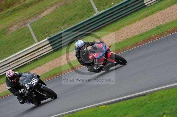 Mallory park Leicestershire;Mallory park photographs;Motorcycle action photographs;event digital images;eventdigitalimages;mallory park;no limits trackday;peter wileman photography;trackday;trackday digital images;trackday photos