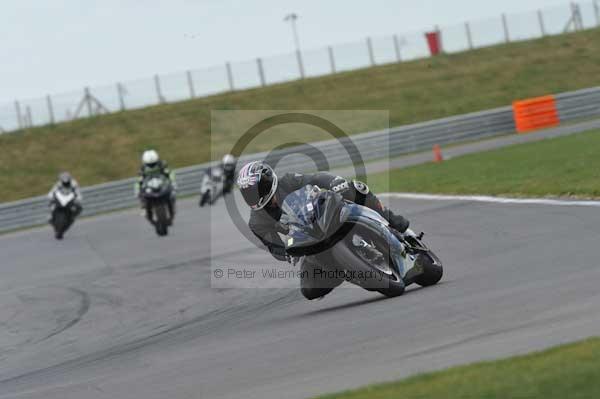 Motorcycle action photographs;Trackday digital images;event digital images;eventdigitalimages;no limits trackday;peter wileman photography;snetterton;snetterton circuit norfolk;snetterton photographs;trackday;trackday photos