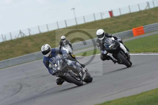 Motorcycle action photographs;Trackday digital images;event digital images;eventdigitalimages;no limits trackday;peter wileman photography;snetterton;snetterton circuit norfolk;snetterton photographs;trackday;trackday photos