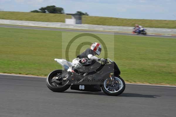 Motorcycle action photographs;Trackday digital images;event digital images;eventdigitalimages;no limits trackday;peter wileman photography;snetterton;snetterton circuit norfolk;snetterton photographs;trackday;trackday photos