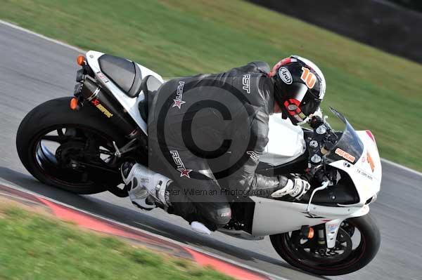 Motorcycle action photographs;Trackday digital images;event digital images;eventdigitalimages;no limits trackday;peter wileman photography;snetterton;snetterton circuit norfolk;snetterton photographs;trackday;trackday photos