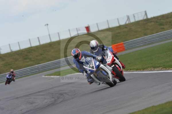 Motorcycle action photographs;Trackday digital images;event digital images;eventdigitalimages;no limits trackday;peter wileman photography;snetterton;snetterton circuit norfolk;snetterton photographs;trackday;trackday photos