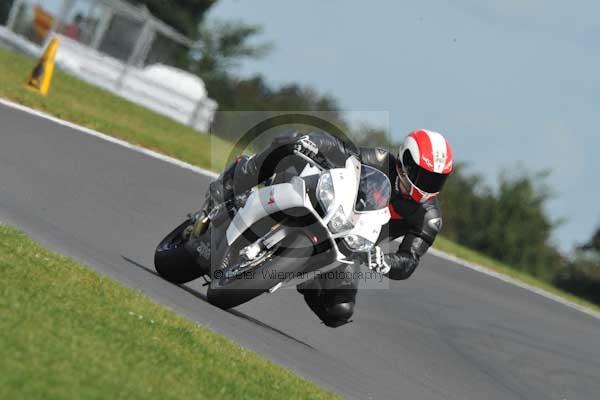 Motorcycle action photographs;Trackday digital images;event digital images;eventdigitalimages;no limits trackday;peter wileman photography;snetterton;snetterton circuit norfolk;snetterton photographs;trackday;trackday photos