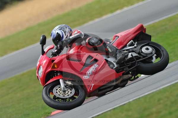 Motorcycle action photographs;Trackday digital images;event digital images;eventdigitalimages;no limits trackday;peter wileman photography;snetterton;snetterton circuit norfolk;snetterton photographs;trackday;trackday photos