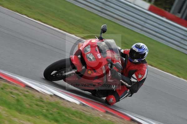 Motorcycle action photographs;Trackday digital images;event digital images;eventdigitalimages;no limits trackday;peter wileman photography;snetterton;snetterton circuit norfolk;snetterton photographs;trackday;trackday photos