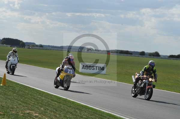 Motorcycle action photographs;Trackday digital images;event digital images;eventdigitalimages;no limits trackday;peter wileman photography;snetterton;snetterton circuit norfolk;snetterton photographs;trackday;trackday photos