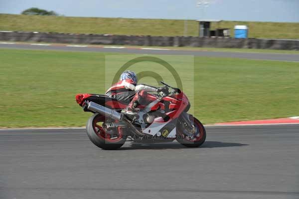 Motorcycle action photographs;Trackday digital images;event digital images;eventdigitalimages;no limits trackday;peter wileman photography;snetterton;snetterton circuit norfolk;snetterton photographs;trackday;trackday photos