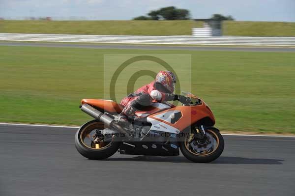 Motorcycle action photographs;Trackday digital images;event digital images;eventdigitalimages;no limits trackday;peter wileman photography;snetterton;snetterton circuit norfolk;snetterton photographs;trackday;trackday photos