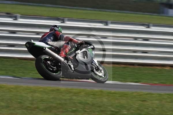 Motorcycle action photographs;Trackday digital images;event digital images;eventdigitalimages;no limits trackday;peter wileman photography;snetterton;snetterton circuit norfolk;snetterton photographs;trackday;trackday photos