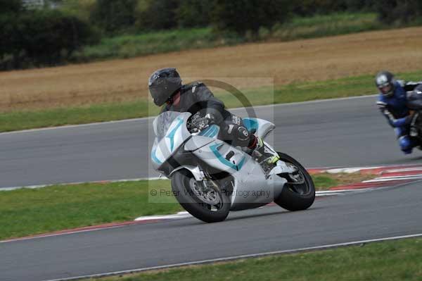 Motorcycle action photographs;Trackday digital images;event digital images;eventdigitalimages;no limits trackday;peter wileman photography;snetterton;snetterton circuit norfolk;snetterton photographs;trackday;trackday photos