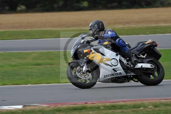 Motorcycle action photographs;Trackday digital images;event digital images;eventdigitalimages;no limits trackday;peter wileman photography;snetterton;snetterton circuit norfolk;snetterton photographs;trackday;trackday photos