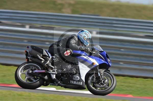 Motorcycle action photographs;Trackday digital images;event digital images;eventdigitalimages;no limits trackday;peter wileman photography;snetterton;snetterton circuit norfolk;snetterton photographs;trackday;trackday photos