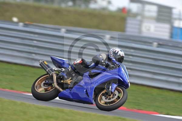 Motorcycle action photographs;Trackday digital images;event digital images;eventdigitalimages;no limits trackday;peter wileman photography;snetterton;snetterton circuit norfolk;snetterton photographs;trackday;trackday photos