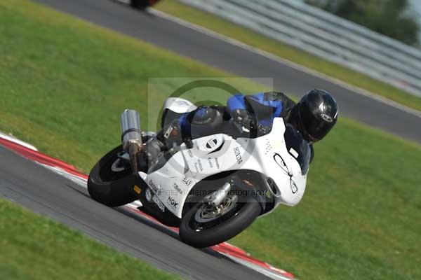 Motorcycle action photographs;Trackday digital images;event digital images;eventdigitalimages;no limits trackday;peter wileman photography;snetterton;snetterton circuit norfolk;snetterton photographs;trackday;trackday photos