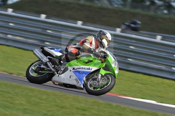 Motorcycle action photographs;Trackday digital images;event digital images;eventdigitalimages;no limits trackday;peter wileman photography;snetterton;snetterton circuit norfolk;snetterton photographs;trackday;trackday photos