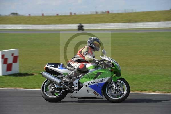 Motorcycle action photographs;Trackday digital images;event digital images;eventdigitalimages;no limits trackday;peter wileman photography;snetterton;snetterton circuit norfolk;snetterton photographs;trackday;trackday photos