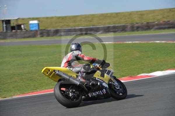 Motorcycle action photographs;Trackday digital images;event digital images;eventdigitalimages;no limits trackday;peter wileman photography;snetterton;snetterton circuit norfolk;snetterton photographs;trackday;trackday photos