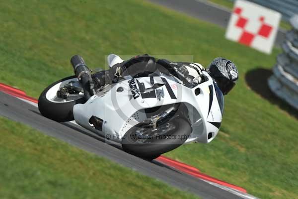 Motorcycle action photographs;Trackday digital images;event digital images;eventdigitalimages;no limits trackday;peter wileman photography;snetterton;snetterton circuit norfolk;snetterton photographs;trackday;trackday photos