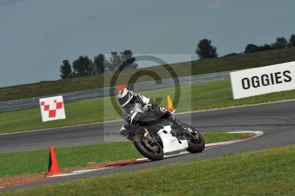 Motorcycle action photographs;Trackday digital images;event digital images;eventdigitalimages;no limits trackday;peter wileman photography;snetterton;snetterton circuit norfolk;snetterton photographs;trackday;trackday photos