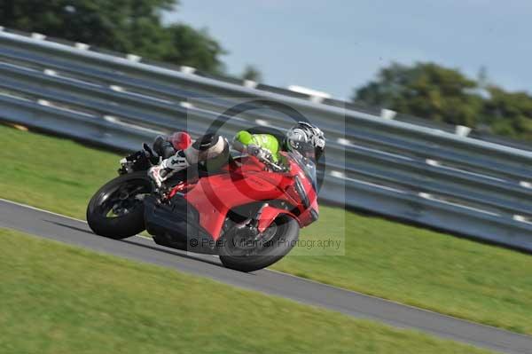 Motorcycle action photographs;Trackday digital images;event digital images;eventdigitalimages;no limits trackday;peter wileman photography;snetterton;snetterton circuit norfolk;snetterton photographs;trackday;trackday photos