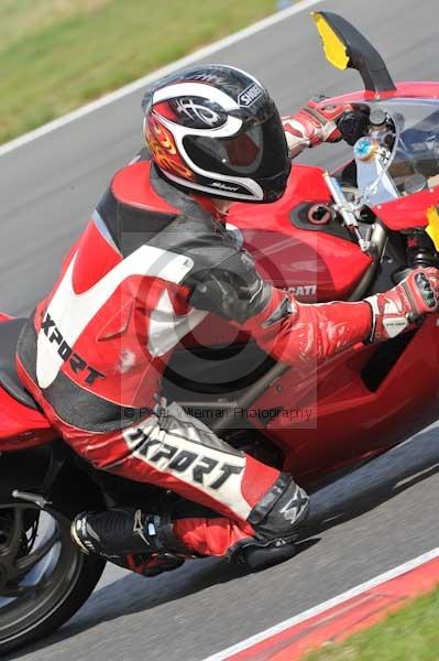 Motorcycle action photographs;Trackday digital images;event digital images;eventdigitalimages;no limits trackday;peter wileman photography;snetterton;snetterton circuit norfolk;snetterton photographs;trackday;trackday photos