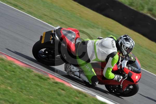 Motorcycle action photographs;Trackday digital images;event digital images;eventdigitalimages;no limits trackday;peter wileman photography;snetterton;snetterton circuit norfolk;snetterton photographs;trackday;trackday photos