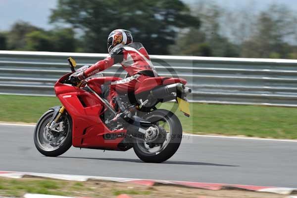 Motorcycle action photographs;Trackday digital images;event digital images;eventdigitalimages;no limits trackday;peter wileman photography;snetterton;snetterton circuit norfolk;snetterton photographs;trackday;trackday photos