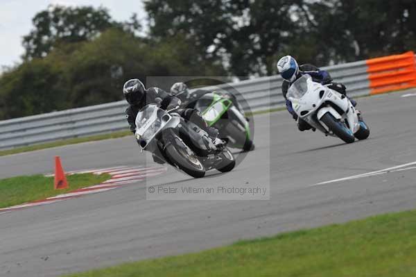 Motorcycle action photographs;Trackday digital images;event digital images;eventdigitalimages;no limits trackday;peter wileman photography;snetterton;snetterton circuit norfolk;snetterton photographs;trackday;trackday photos