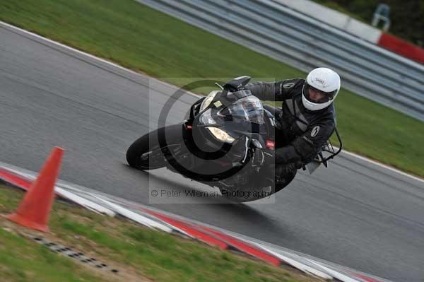 Motorcycle action photographs;Trackday digital images;event digital images;eventdigitalimages;no limits trackday;peter wileman photography;snetterton;snetterton circuit norfolk;snetterton photographs;trackday;trackday photos