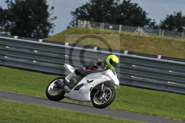 Motorcycle action photographs;Trackday digital images;event digital images;eventdigitalimages;no limits trackday;peter wileman photography;snetterton;snetterton circuit norfolk;snetterton photographs;trackday;trackday photos