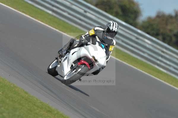 Motorcycle action photographs;Trackday digital images;event digital images;eventdigitalimages;no limits trackday;peter wileman photography;snetterton;snetterton circuit norfolk;snetterton photographs;trackday;trackday photos