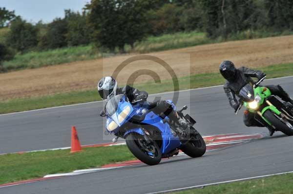 Motorcycle action photographs;Trackday digital images;event digital images;eventdigitalimages;no limits trackday;peter wileman photography;snetterton;snetterton circuit norfolk;snetterton photographs;trackday;trackday photos