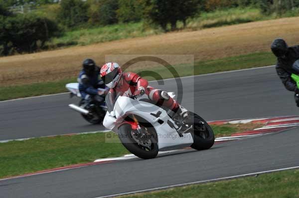 Motorcycle action photographs;Trackday digital images;event digital images;eventdigitalimages;no limits trackday;peter wileman photography;snetterton;snetterton circuit norfolk;snetterton photographs;trackday;trackday photos