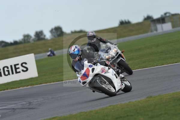 Motorcycle action photographs;Trackday digital images;event digital images;eventdigitalimages;no limits trackday;peter wileman photography;snetterton;snetterton circuit norfolk;snetterton photographs;trackday;trackday photos