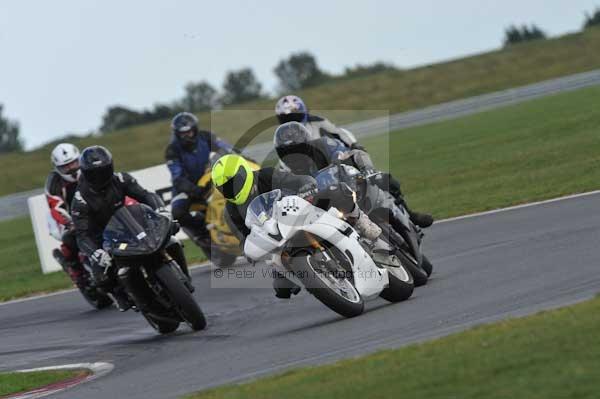 Motorcycle action photographs;Trackday digital images;event digital images;eventdigitalimages;no limits trackday;peter wileman photography;snetterton;snetterton circuit norfolk;snetterton photographs;trackday;trackday photos