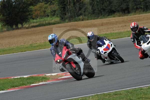 Motorcycle action photographs;Trackday digital images;event digital images;eventdigitalimages;no limits trackday;peter wileman photography;snetterton;snetterton circuit norfolk;snetterton photographs;trackday;trackday photos