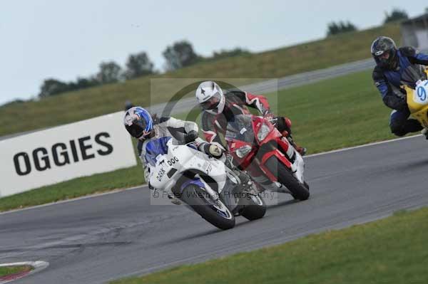 Motorcycle action photographs;Trackday digital images;event digital images;eventdigitalimages;no limits trackday;peter wileman photography;snetterton;snetterton circuit norfolk;snetterton photographs;trackday;trackday photos