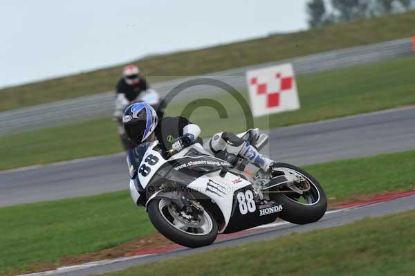 Motorcycle action photographs;Trackday digital images;event digital images;eventdigitalimages;no limits trackday;peter wileman photography;snetterton;snetterton circuit norfolk;snetterton photographs;trackday;trackday photos